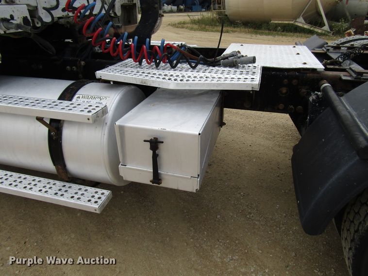 image for item DG8236 2000 Freightliner FL112 semi truck