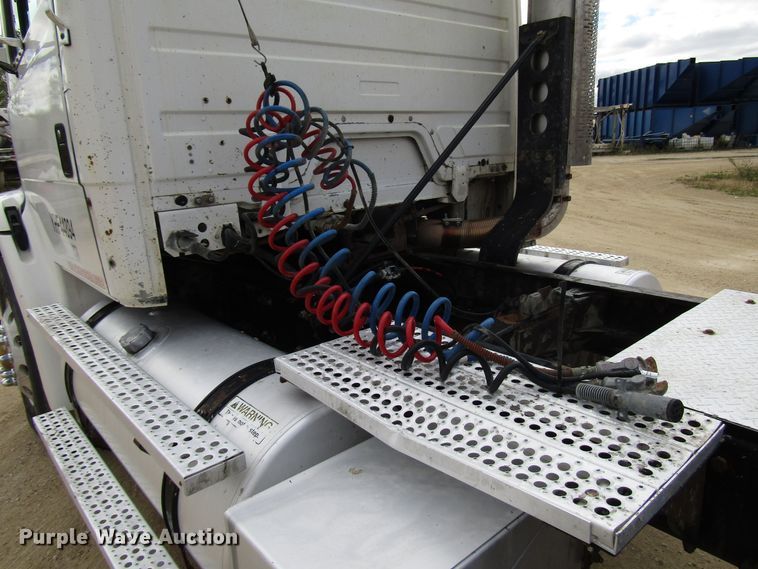 image for item DG8236 2000 Freightliner FL112 semi truck