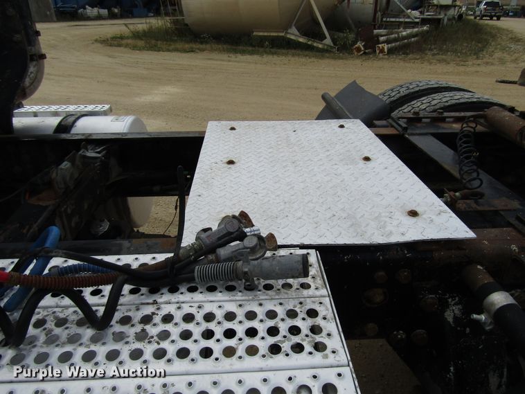 image for item DG8236 2000 Freightliner FL112 semi truck