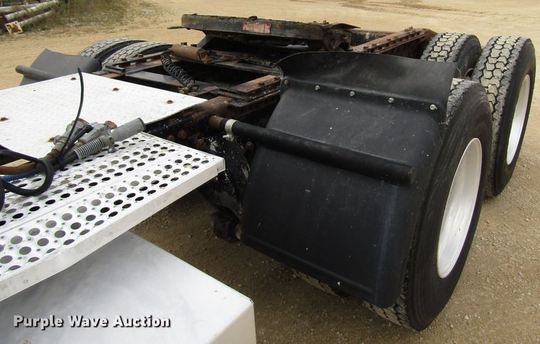 image for item DG8236 2000 Freightliner FL112 semi truck