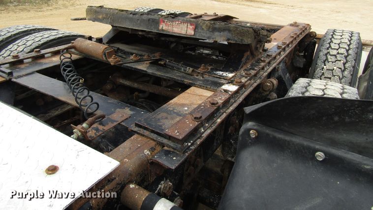 image for item DG8236 2000 Freightliner FL112 semi truck