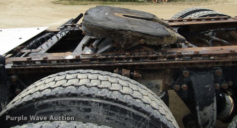 image for item DG8236 2000 Freightliner FL112 semi truck