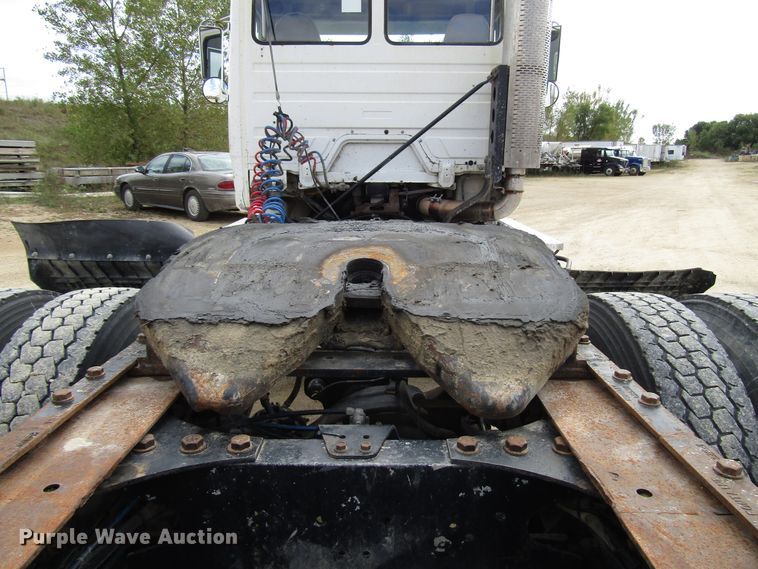 image for item DG8236 2000 Freightliner FL112 semi truck