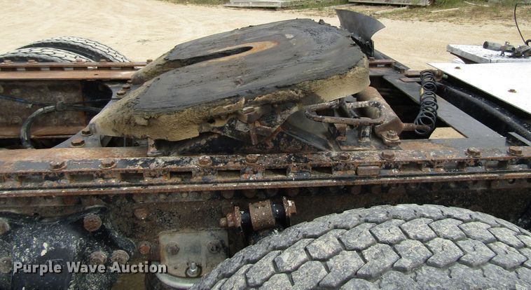 image for item DG8236 2000 Freightliner FL112 semi truck