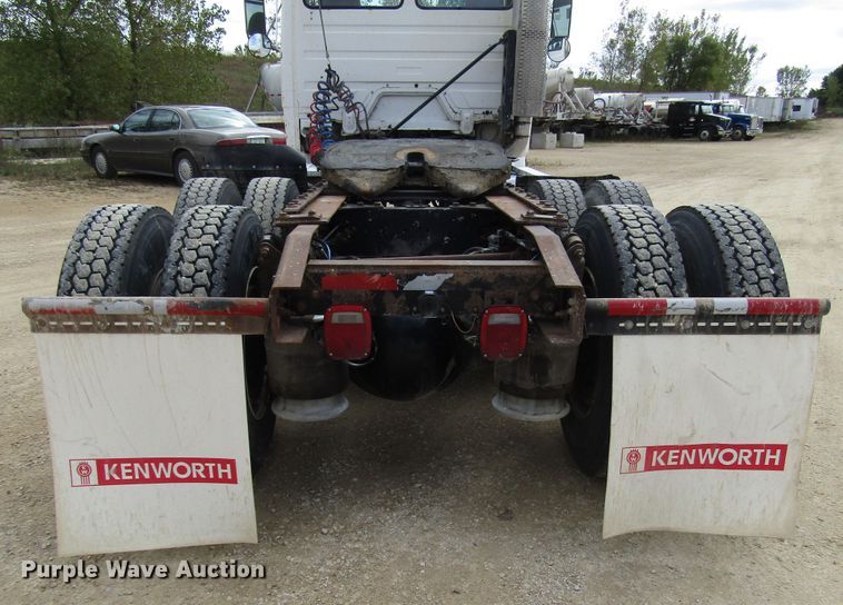 image for item DG8236 2000 Freightliner FL112 semi truck