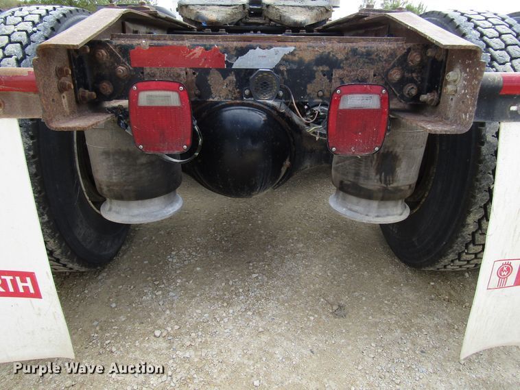 image for item DG8236 2000 Freightliner FL112 semi truck