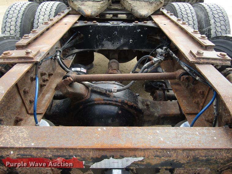 image for item DG8236 2000 Freightliner FL112 semi truck