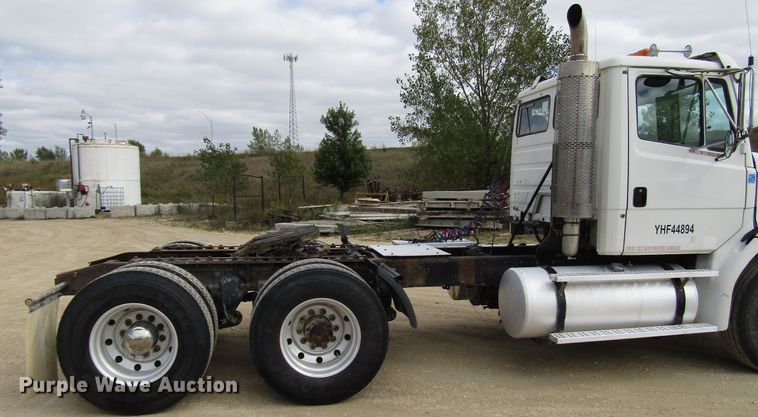 image for item DG8236 2000 Freightliner FL112 semi truck