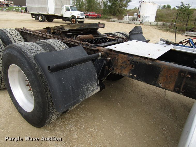 image for item DG8236 2000 Freightliner FL112 semi truck