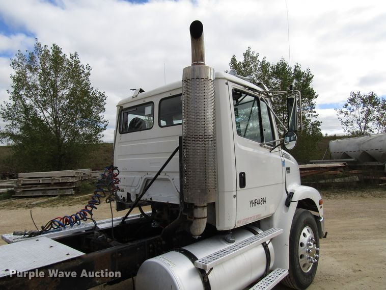 image for item DG8236 2000 Freightliner FL112 semi truck