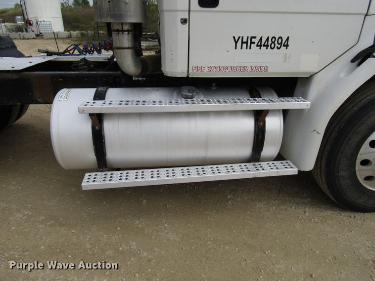 image for item DG8236 2000 Freightliner FL112 semi truck