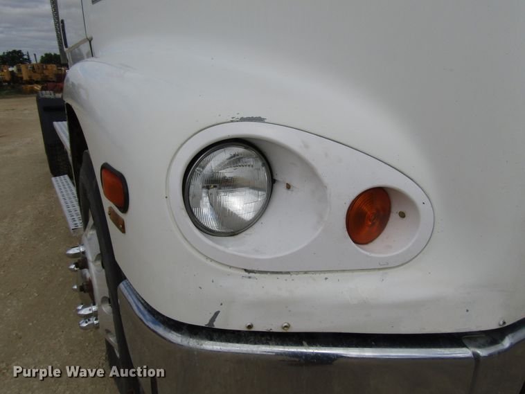 image for item DG8236 2000 Freightliner FL112 semi truck