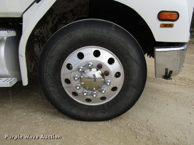 image for item DG8236 2000 Freightliner FL112 semi truck