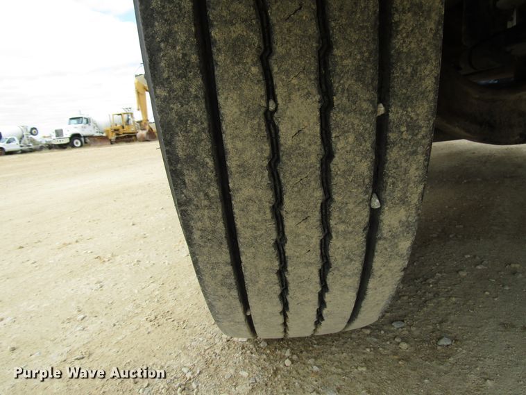 image for item DG8236 2000 Freightliner FL112 semi truck