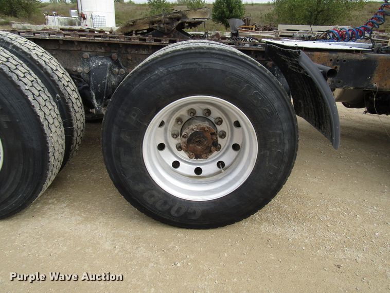 image for item DG8236 2000 Freightliner FL112 semi truck