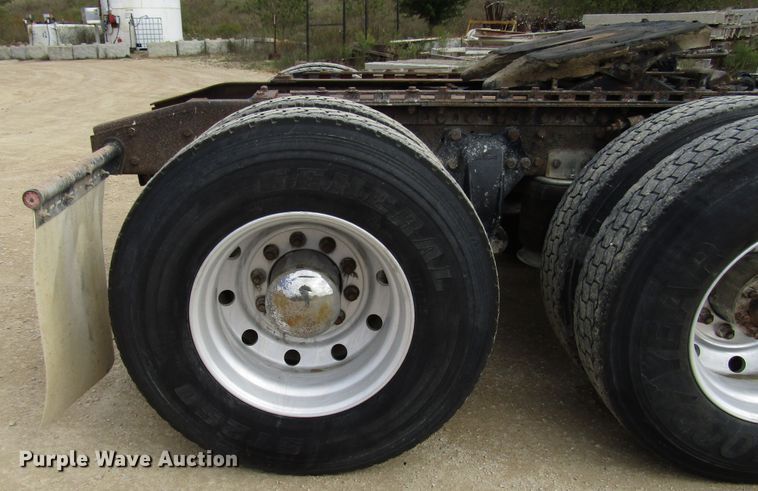 image for item DG8236 2000 Freightliner FL112 semi truck