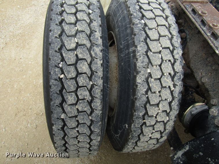 image for item DG8236 2000 Freightliner FL112 semi truck