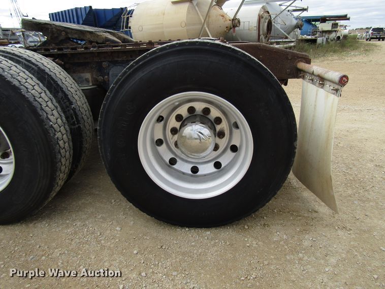 image for item DG8236 2000 Freightliner FL112 semi truck