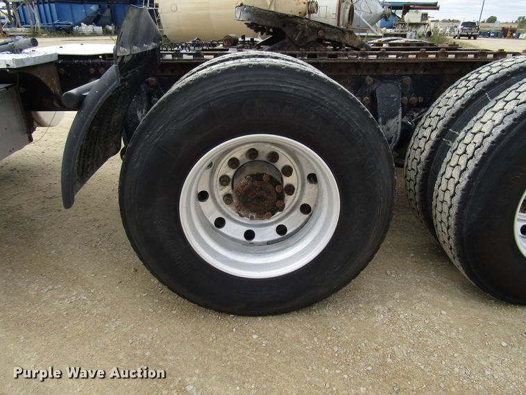 image for item DG8236 2000 Freightliner FL112 semi truck