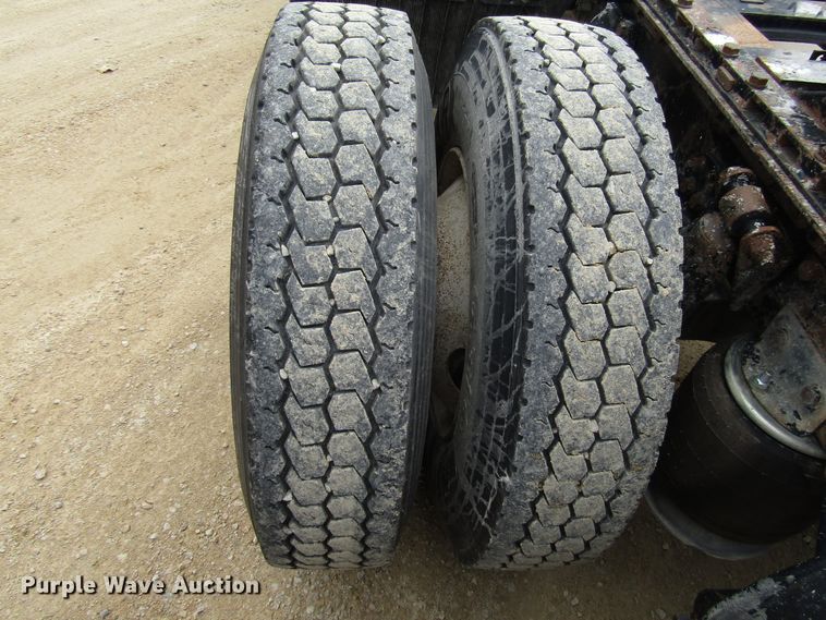 image for item DG8236 2000 Freightliner FL112 semi truck