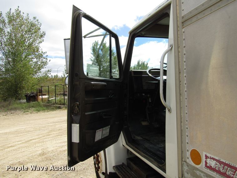 image for item DG8237 1993 International 4900 box truck