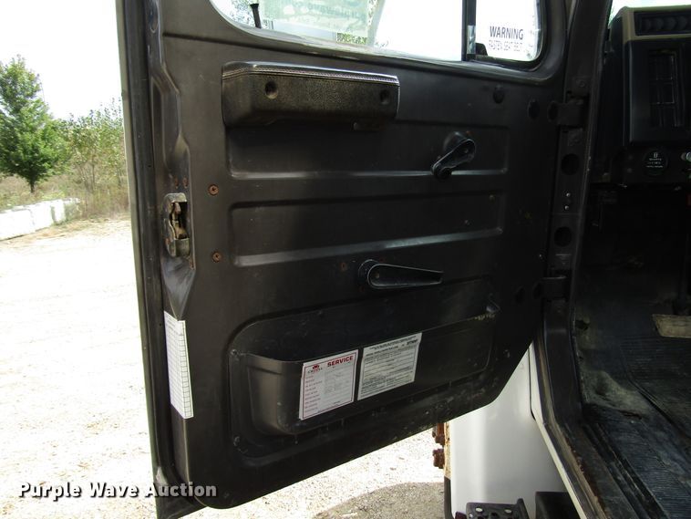 image for item DG8237 1993 International 4900 box truck