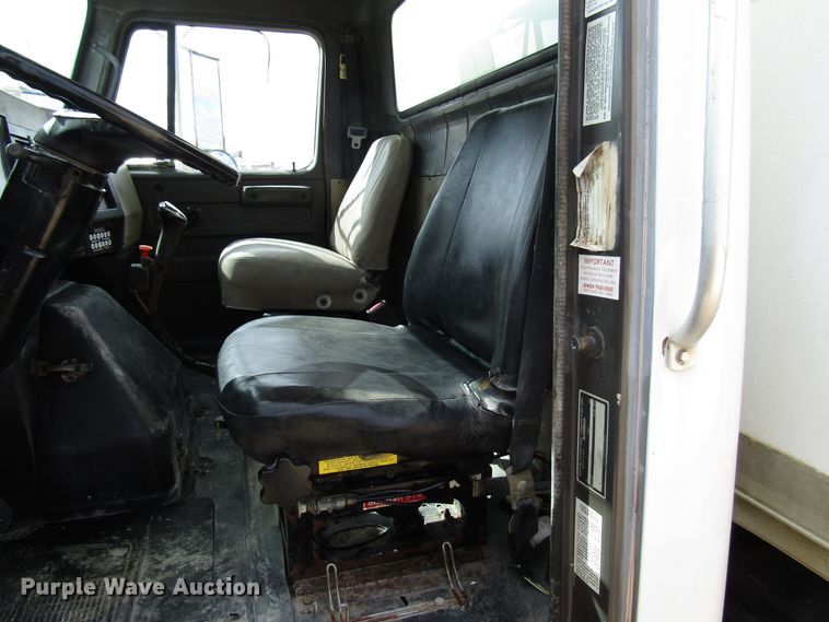 image for item DG8237 1993 International 4900 box truck