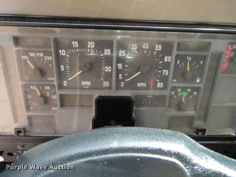 image for item DG8237 1993 International 4900 box truck