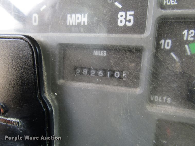 image for item DG8237 1993 International 4900 box truck