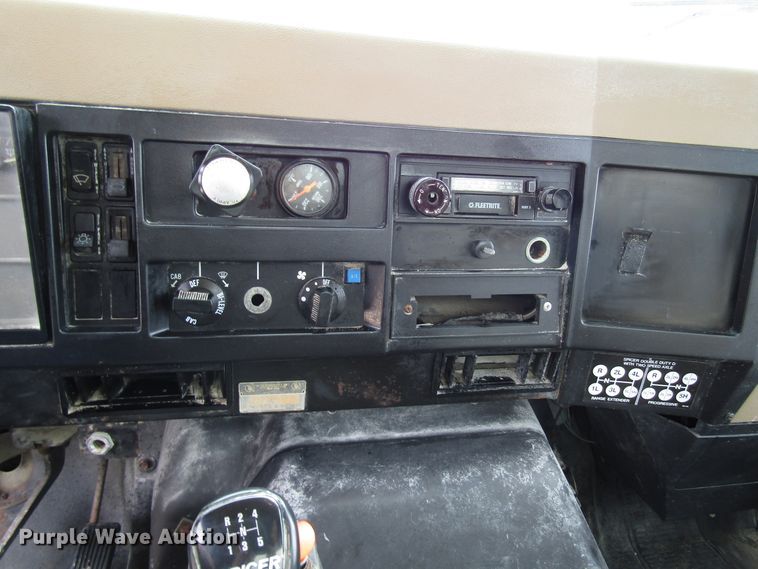 image for item DG8237 1993 International 4900 box truck