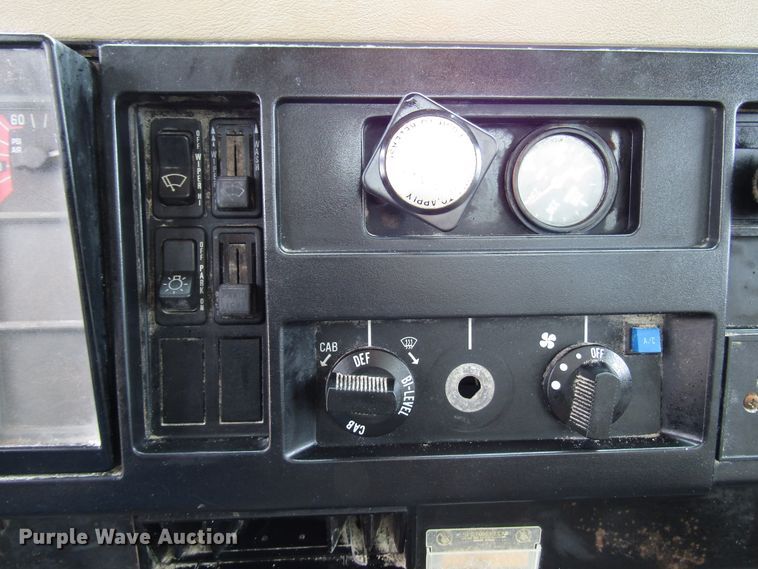 image for item DG8237 1993 International 4900 box truck