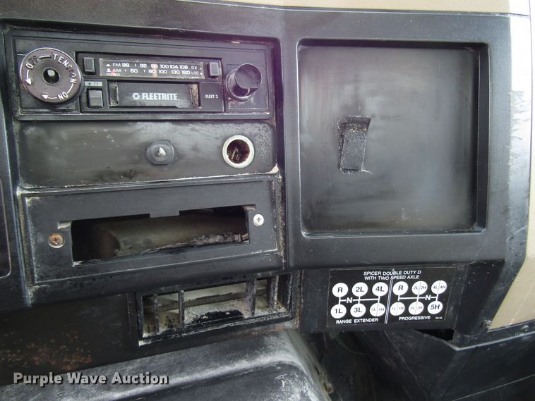 image for item DG8237 1993 International 4900 box truck