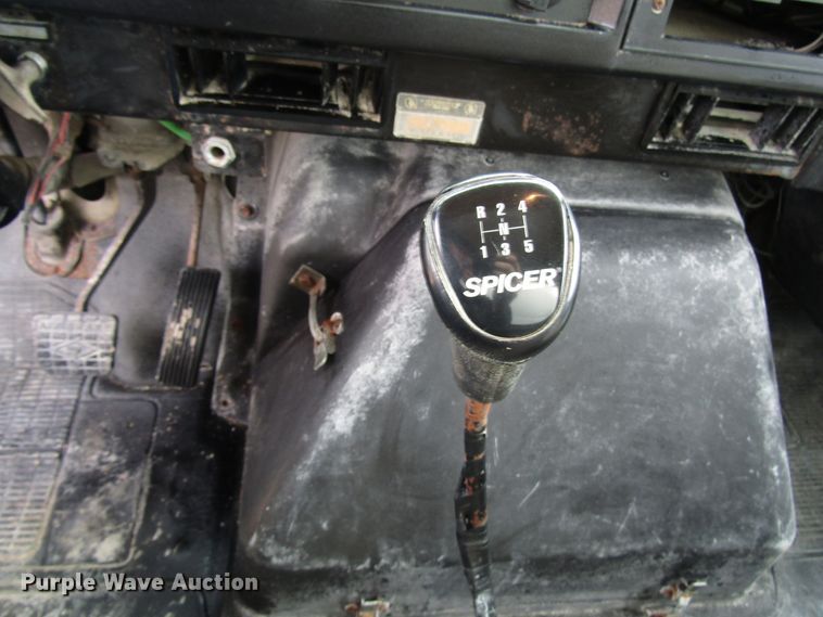 image for item DG8237 1993 International 4900 box truck