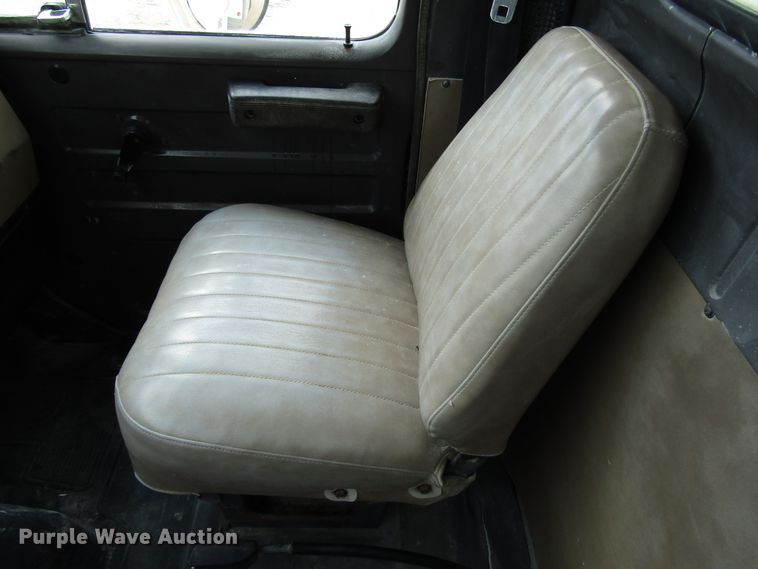 image for item DG8237 1993 International 4900 box truck