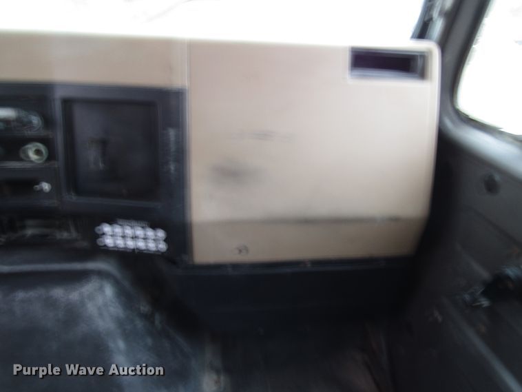 image for item DG8237 1993 International 4900 box truck