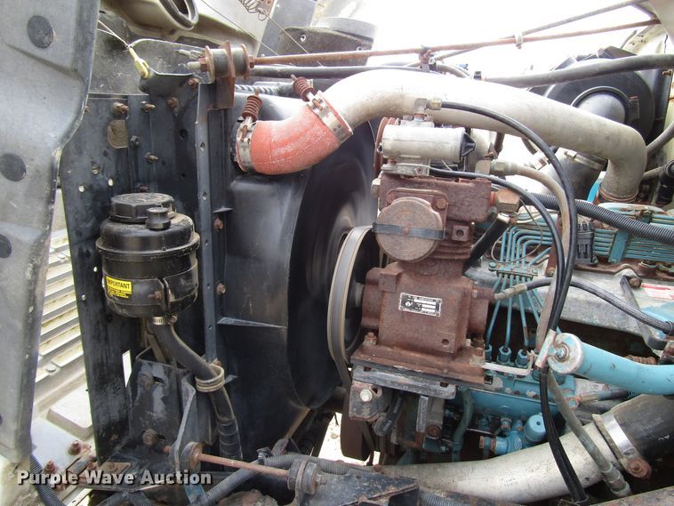 image for item DG8237 1993 International 4900 box truck