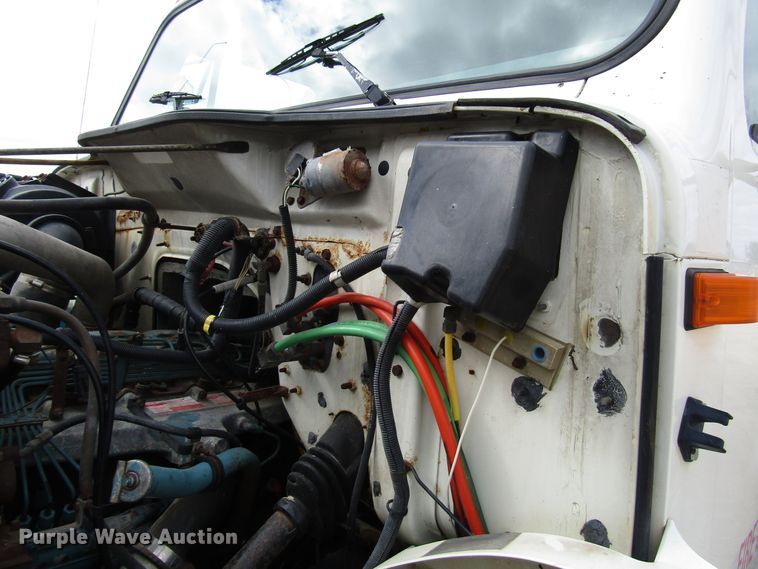 image for item DG8237 1993 International 4900 box truck