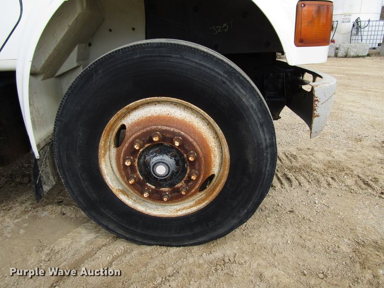 image for item DG8237 1993 International 4900 box truck