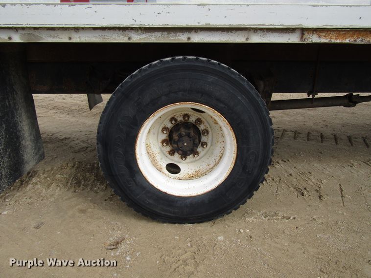 image for item DG8237 1993 International 4900 box truck