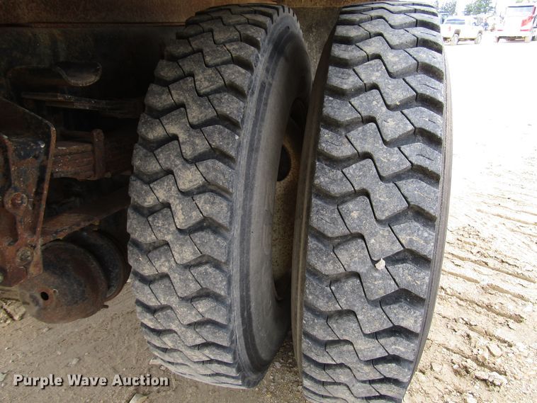 image for item DG8237 1993 International 4900 box truck