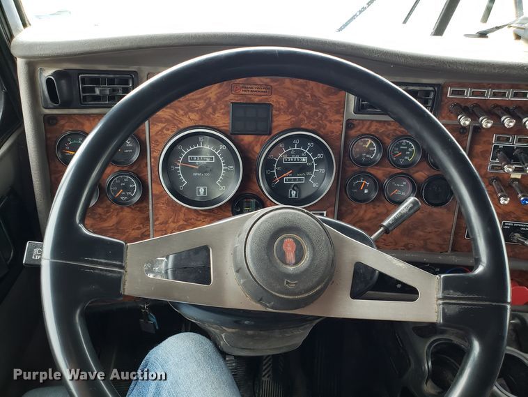 image for item DG8754 2001 Kenworth T800 dump truck