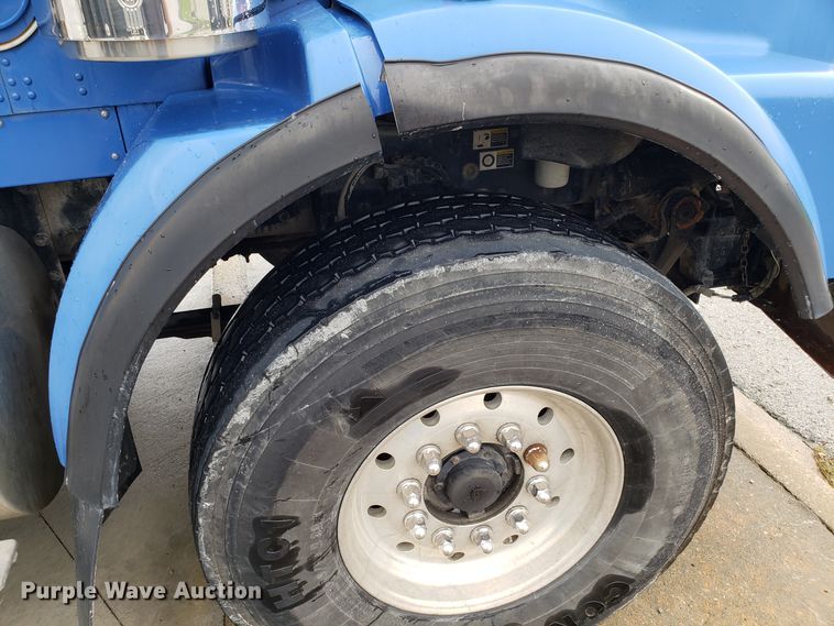 image for item DG8754 2001 Kenworth T800 dump truck