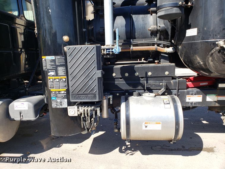 image for item DH2864 2008 Sterling L-Line vacuum truck