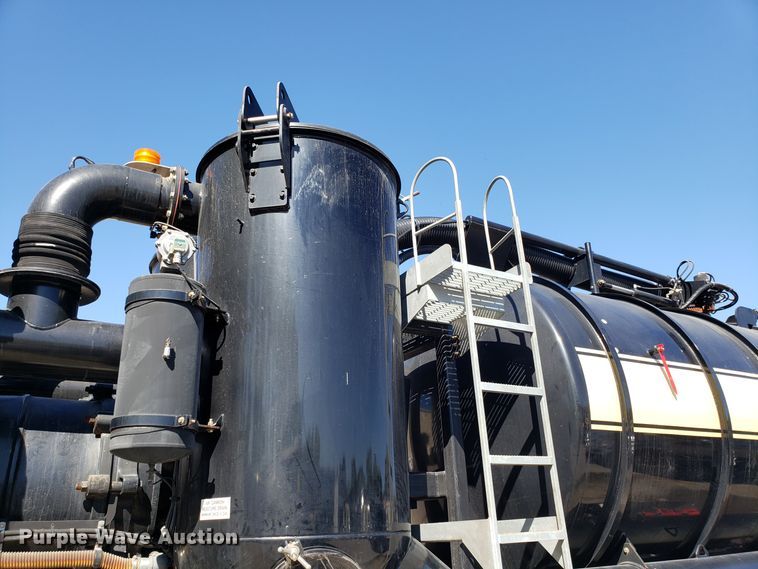 image for item DH2864 2008 Sterling L-Line vacuum truck