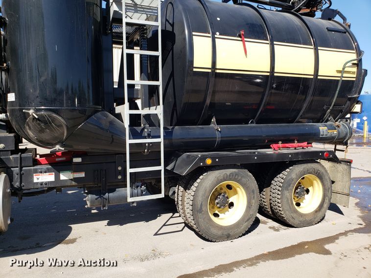 image for item DH2864 2008 Sterling L-Line vacuum truck