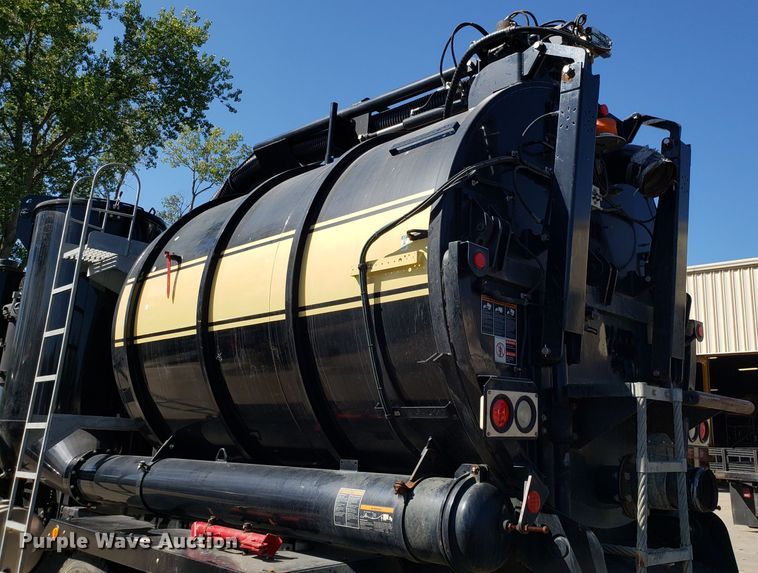 image for item DH2864 2008 Sterling L-Line vacuum truck