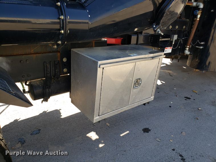 image for item DH2864 2008 Sterling L-Line vacuum truck