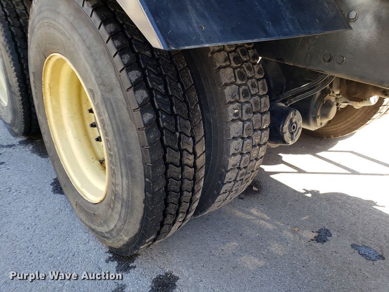 image for item DH2864 2008 Sterling L-Line vacuum truck