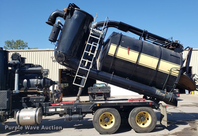 image for item DH2864 2008 Sterling L-Line vacuum truck