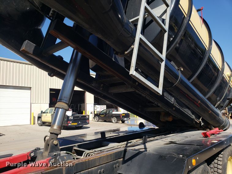 image for item DH2864 2008 Sterling L-Line vacuum truck